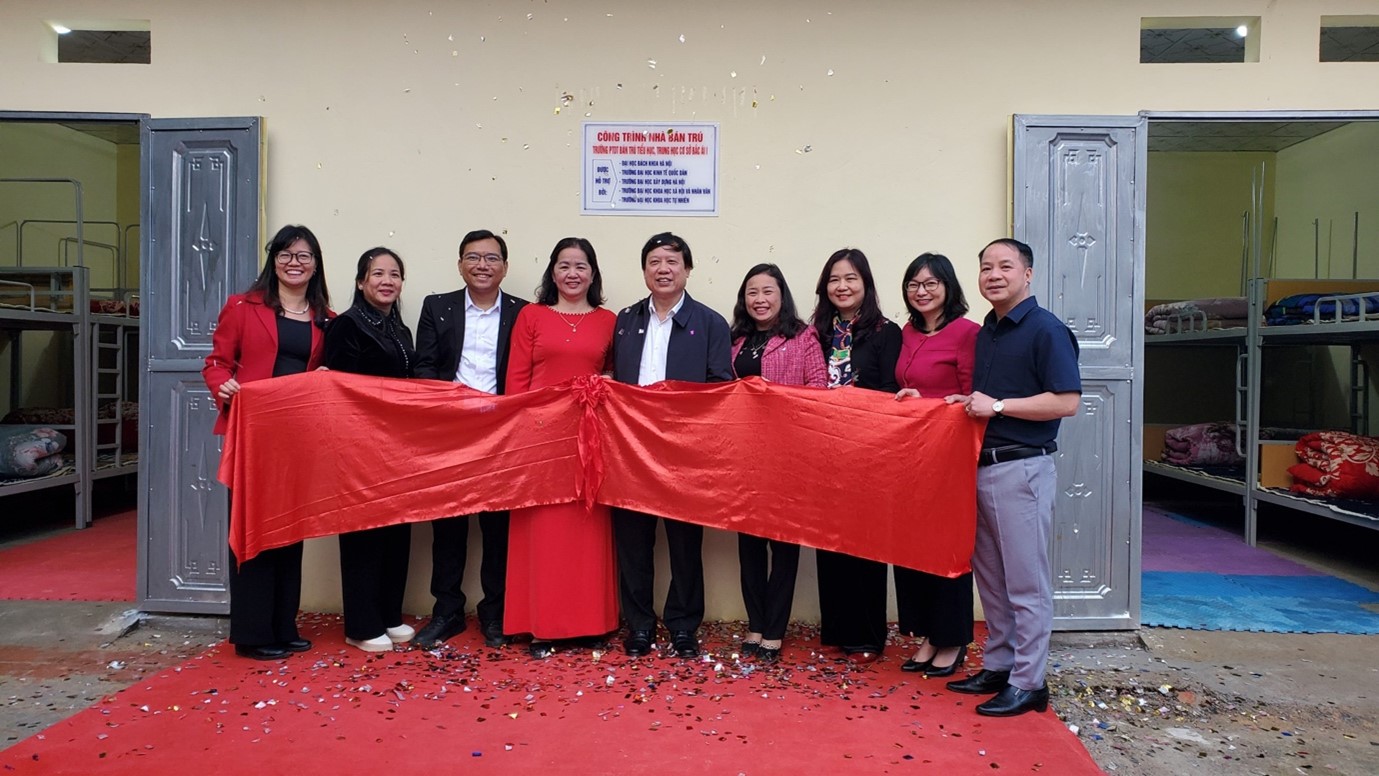 Công đoàn Cụm 5 Trường Đại học trao quà ủng hộ học sinh Trường PTDT bán trú tiểu học, THCS Bắc Ái 1, xã Đề Thám, huyện Tràng Định, tỉnh Lạng Sơn.
